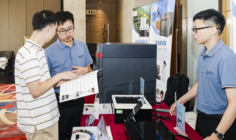 銷售總經理為客戶展示商品，耐心答疑解惑